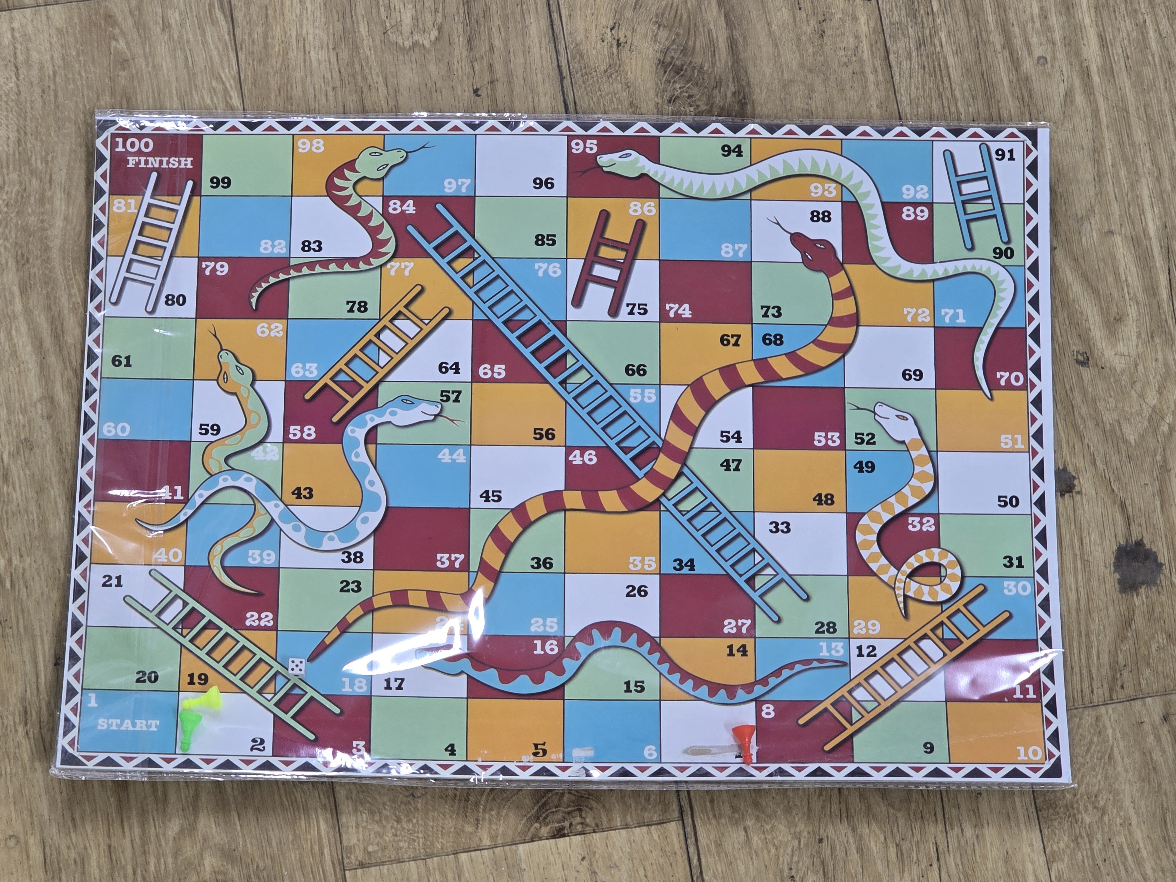 لعبة "سلم وثعبان" (Snakes and Ladders) هي لعبة لوحية كلاسيكية تعتمد على الحظ، مثالية للمرح العائلي.